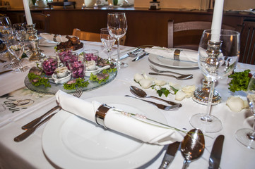 gedeckter Tisch. Tafel mit Kerzen und Deko