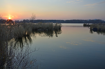 Закат на озере Yaoquan в национальном геоарке в Удалянчи на севере Китая осенью
