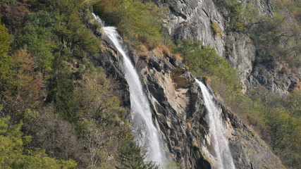 Grande cascata sulle Alpi in Lombardia