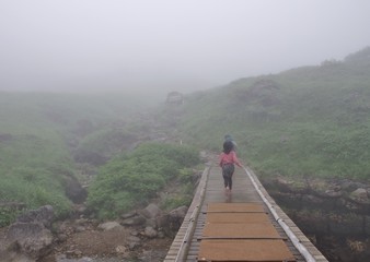 濃霧の登山道を歩く子供