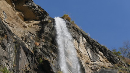 Fototapeta na wymiar Cascata di Acqua Fraggia sulle Alpi in Italia
