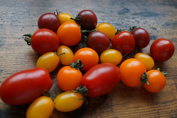 Fototapeta na wymiar トマト　ミニトマト　カラフル　テーブル　家庭菜園　とれたて　健康　レコピン　粒ぞろい　ビタミン　クローズアップ　接写