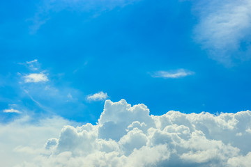 Plakat blue sky background with puffy white cloud