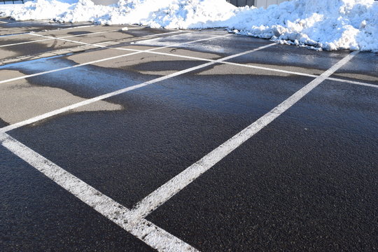 積雪後に除雪した駐車場