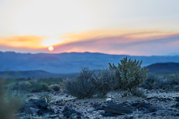 Sun setting behind mountains on a roadtrip in California