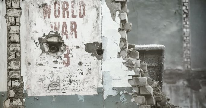 guerre avec message sur mur détruit