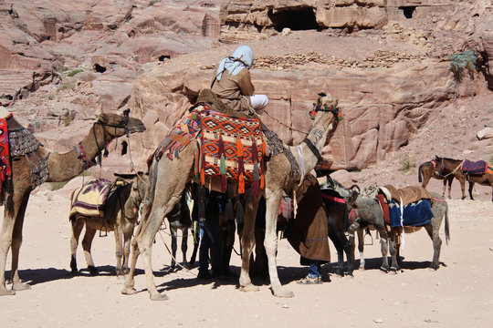 Beduinen in der Felsenstadt Petra in Jordanien