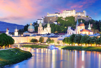 Obraz premium Historyczne miasto Salzburg z twierdzą Hohensalzburg o zmierzchu, Salzburger Land, Austria