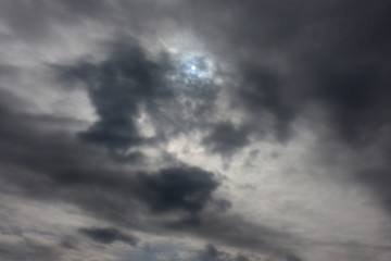 雲から透けて見える太陽「空想・雲のモンスター」（焦点を探る、ピントはずれ、ピンボケ、曖昧などのイメージ）