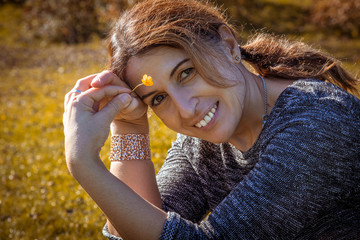 Glückliche Frau draußen auf Wiese genießt Sonne