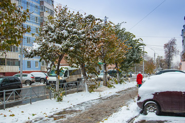 The first snow in the city in autumn