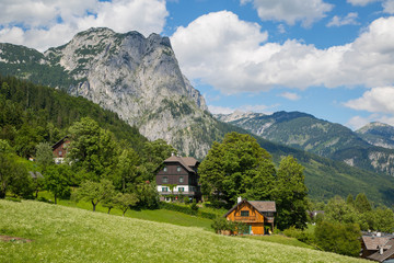 Idyllischer Bergsee am Morgen mitten in den Alpen