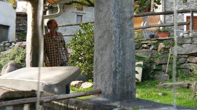 Uomo pensieroso e depresso con barba grigia