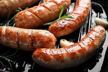 Fototapeten Grill pan with delicious grilled sausages, close up © Africa Studio