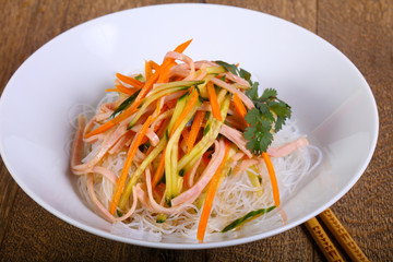 Salad vith noodle and vegetables