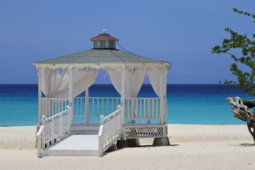 Fototapeta premium Hochzeitspavillon in der Karibik am Strand von Guardalavaca