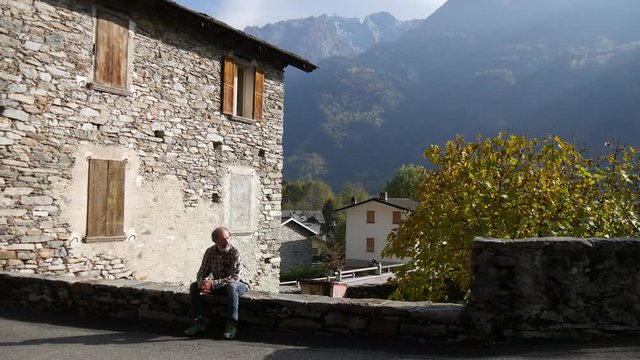 Uomo solitario e depresso seduto in paese