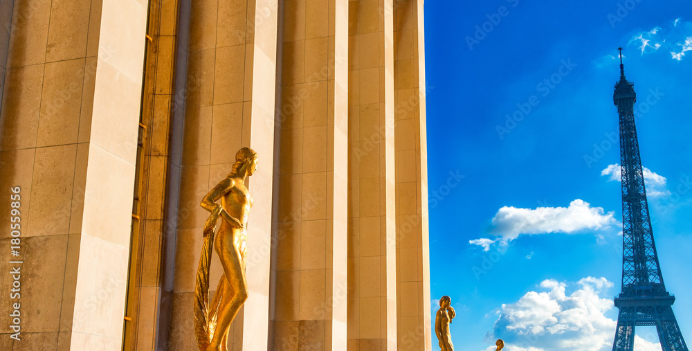 Poster the eiffel tower in paris on a beautiful sunny day. view from tr