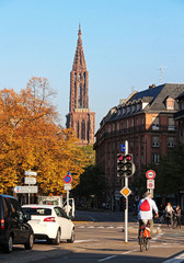 Strasbourg - Cathédrale + rue et piste cyclable