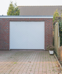 Garage mit einem weißen Tor