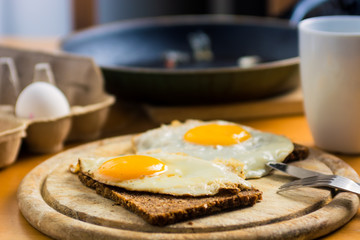 Fried Eggs on Black Bread f