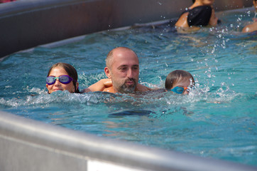 baignade en famille - piscine