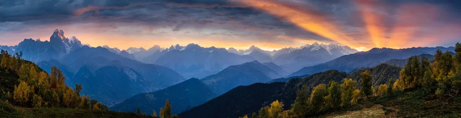 Fotobehang Dikke mist op de bergpas Goulet. Georgië, Svaneti. Europa. bergen van de Kaukasus. © standret