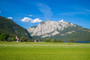 Der idyllische Ort Altaussee in den Alpen