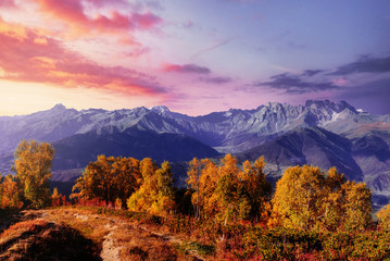Naklejka premium Jesienny krajobraz i śnieżne góry w pięknych chmurach cumulus. Główny grzbiet kaukaski. Wpisz Mount Ushba Mheyer, Georgia