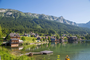 Der Ort Grundlsee Bräuhof mit wunderschön gespiegeltem Grundlsee am Morgen