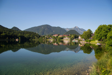 Fototapeta premium Der Ort Grundlsee Bräuhof mit wunderschön gespiegeltem Grundlsee am Morgen