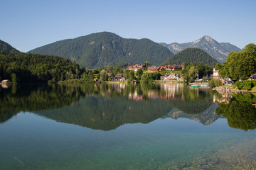 Obraz premium Der Ort Grundlsee Bräuhof mit wunderschön gespiegeltem Grundlsee am Morgen