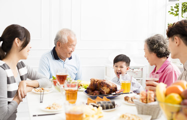 Obraz na płótnie Canvas happy asian family having dinner at home