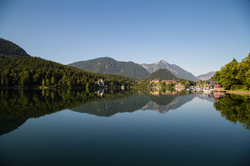 Fototapeta na wymiar Grundlsee, einer der schönsten Alpenseen im Herzen Österreichs am Morgen