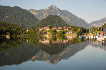 Fototapeta premium Grundlsee, einer der schönsten Alpenseen im Herzen Österreichs am Morgen