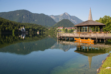 Naklejka premium Grundlsee, einer der schönsten Alpenseen im Herzen Österreichs am Morgen