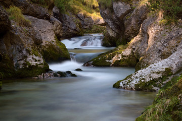 Bergbach mit Wasserfällen in der Weißbachschlucht mit kristallklarem Wasser, Chiemgau, Bayern, Deutschland. Langzeitbelichtung