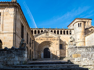 Fototapeta premium Spanien - Kantabrien - Santillana Del Mar - Colegiata de Santillana del Mar (Stiftskirche der Hl. Juliana, Sant Iuliana)