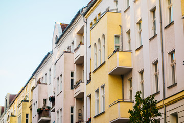 Fototapeta na wymiar pink and yellow facaded houses in berlin