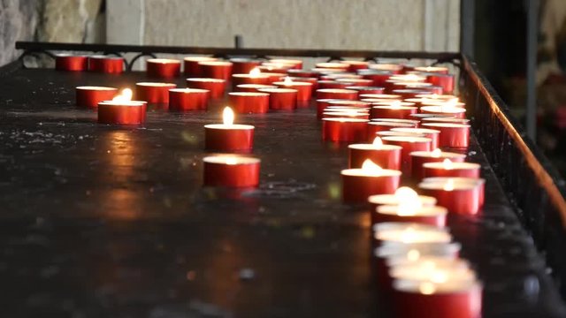 Lumini votivi candele in chiesa con audio di campane
