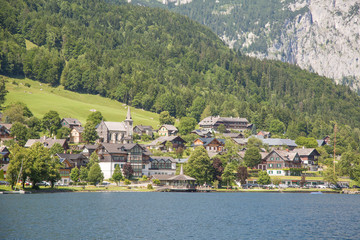 Fototapeta na wymiar idyllisches Alpendorf im Sommer