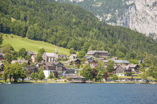 idyllisches Alpendorf im Sommer