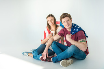 Obraz na płótnie Canvas young couple with american flag