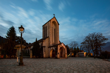 Obraz premium ancient stone church of sapa with blue night sky most popular traveling destination in sapa norhtern of vietnam