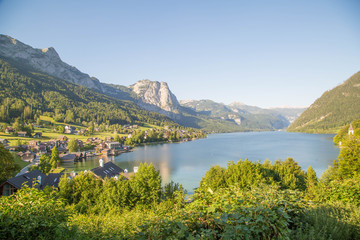 Fototapeta na wymiar Idyllischer Bergsee im österreichischen Salzkammergut