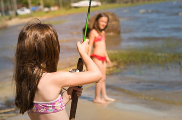 Crianças pescando no lago