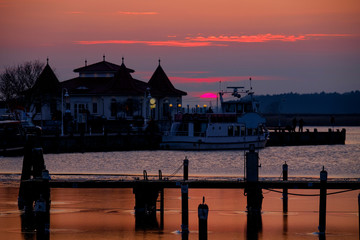 Der Hafen von Karlshaben am Abend