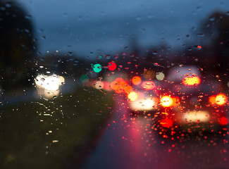 schlechtes wetter im straßenverkehr