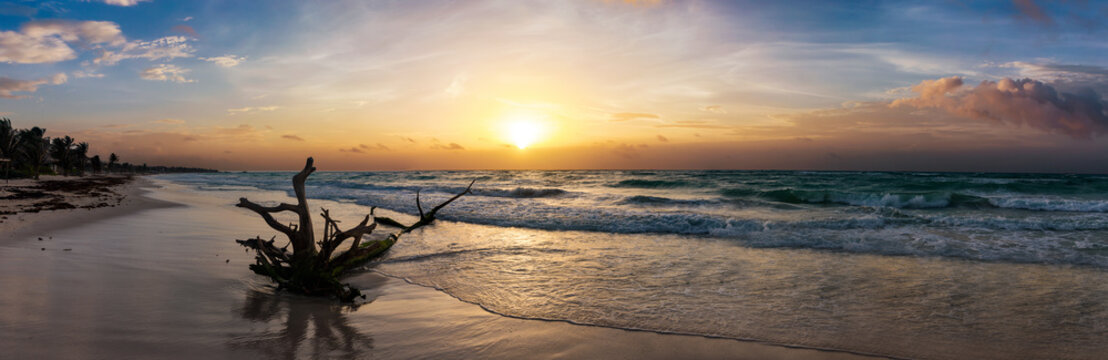 Panorama des Strandes von Tulum, Karibik, Mexiko, bei Sonnenuntergang