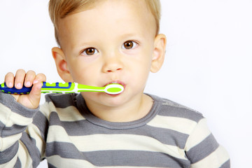 Ein einj&auml;hriger Junge putzt sich die Z&auml;hne